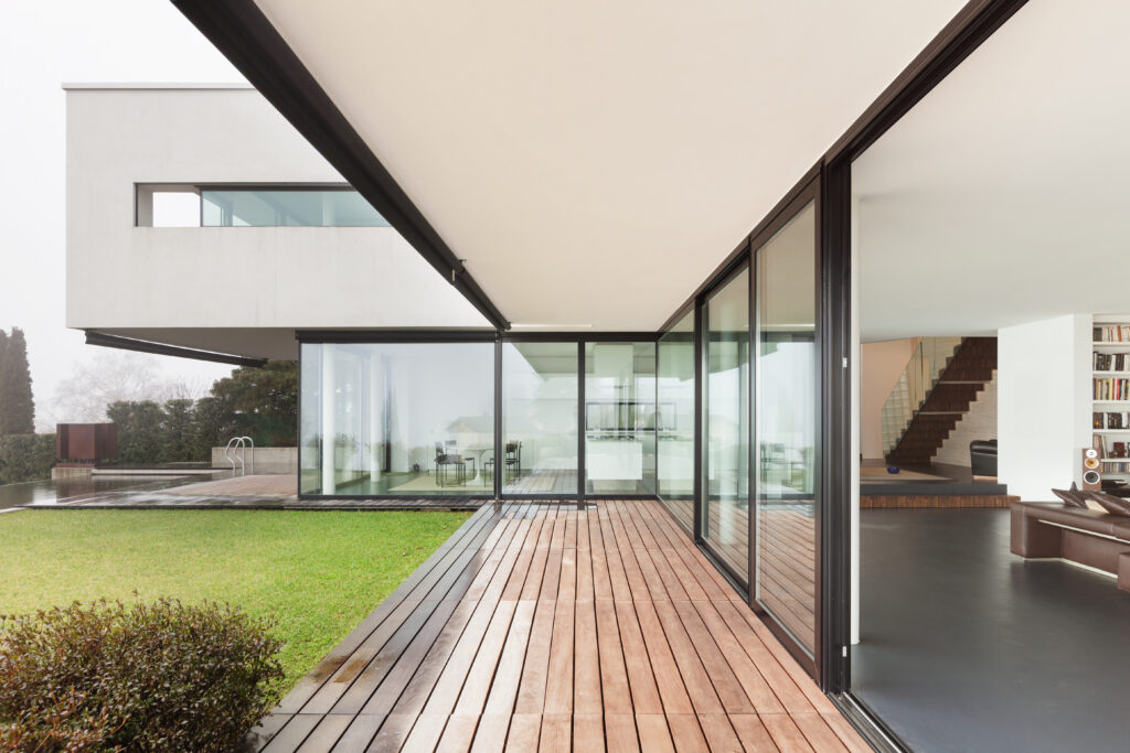 Baies coulissantes posée sur une maison