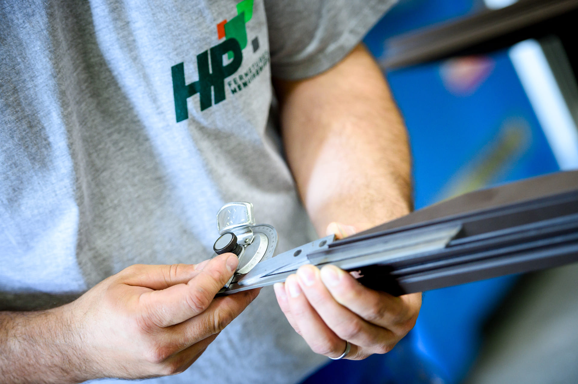 Employé de HP fermetures entrain de régler une fenêtre