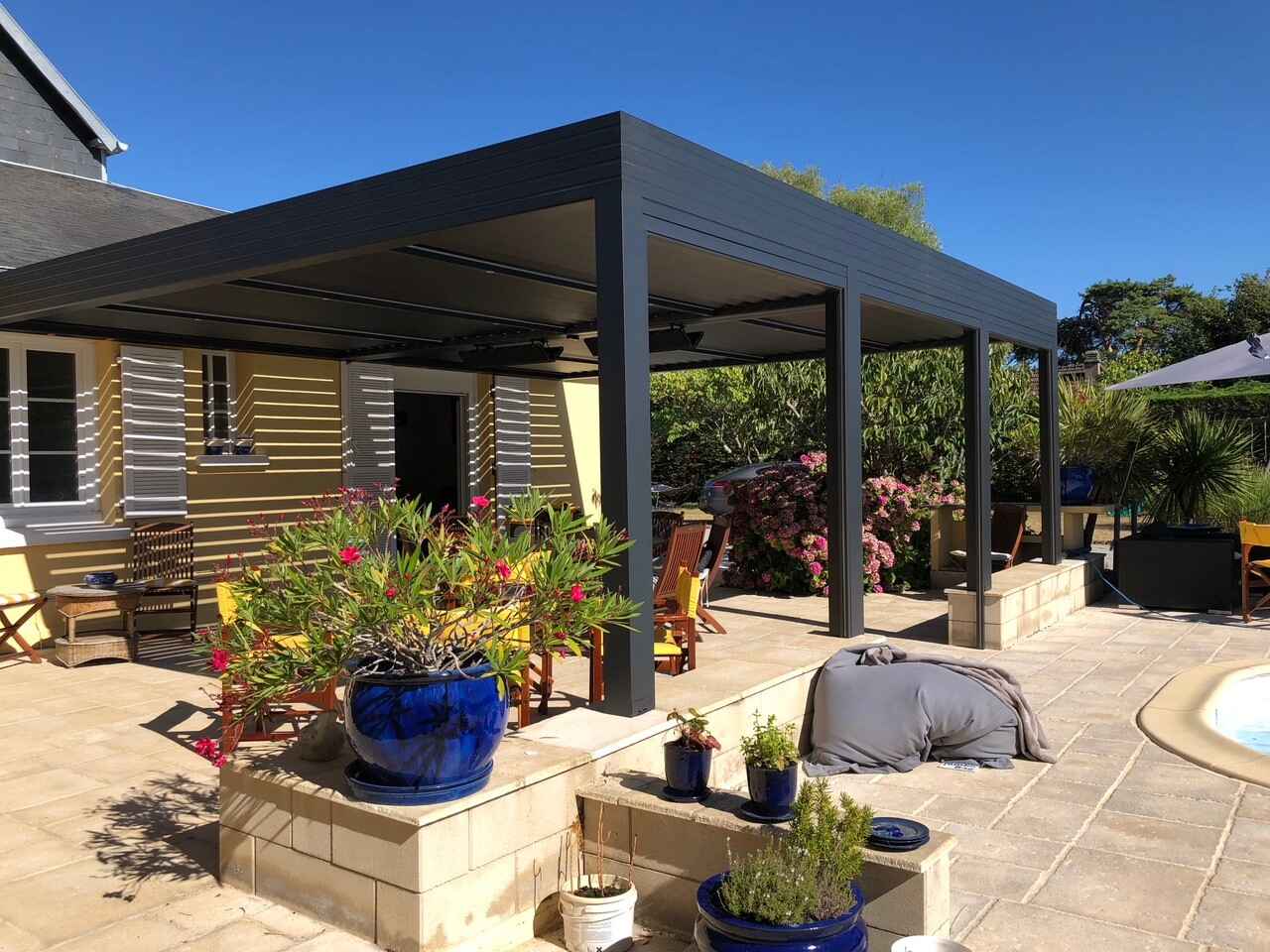Pergolas couleur noire avec lames orientables