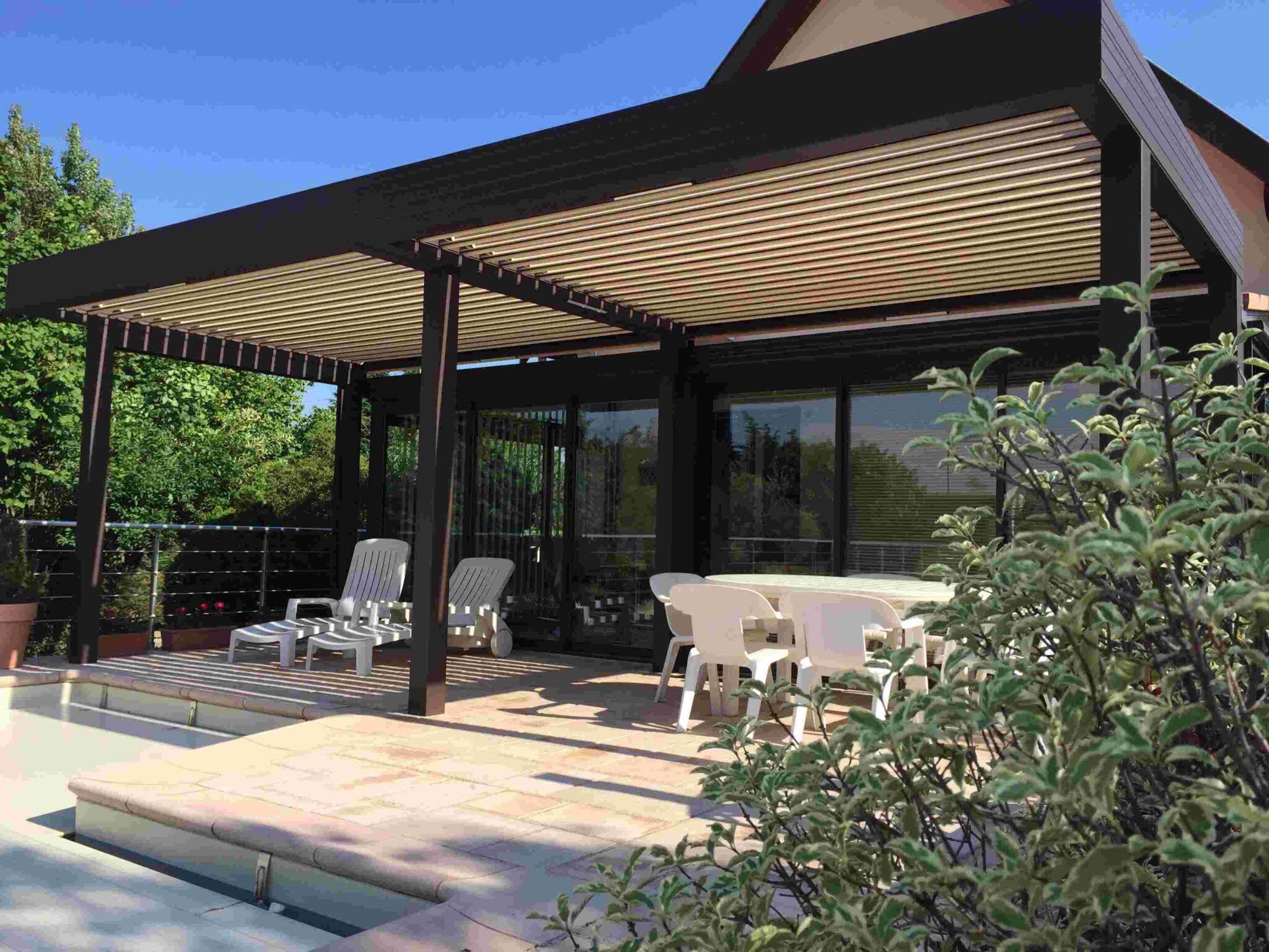 Pergolas couleur marron avec lames orientables