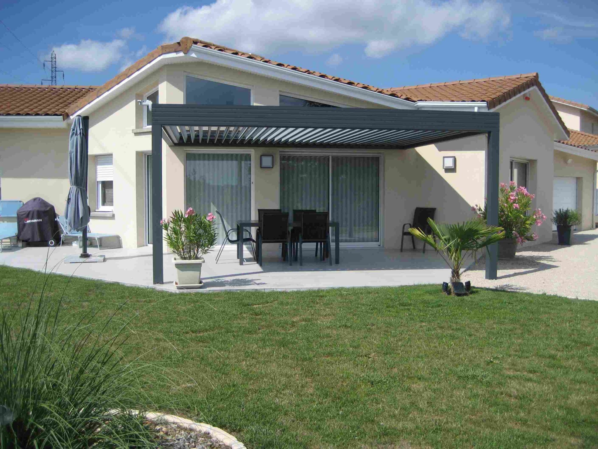 Pergolas couleur grise avec lames orientables