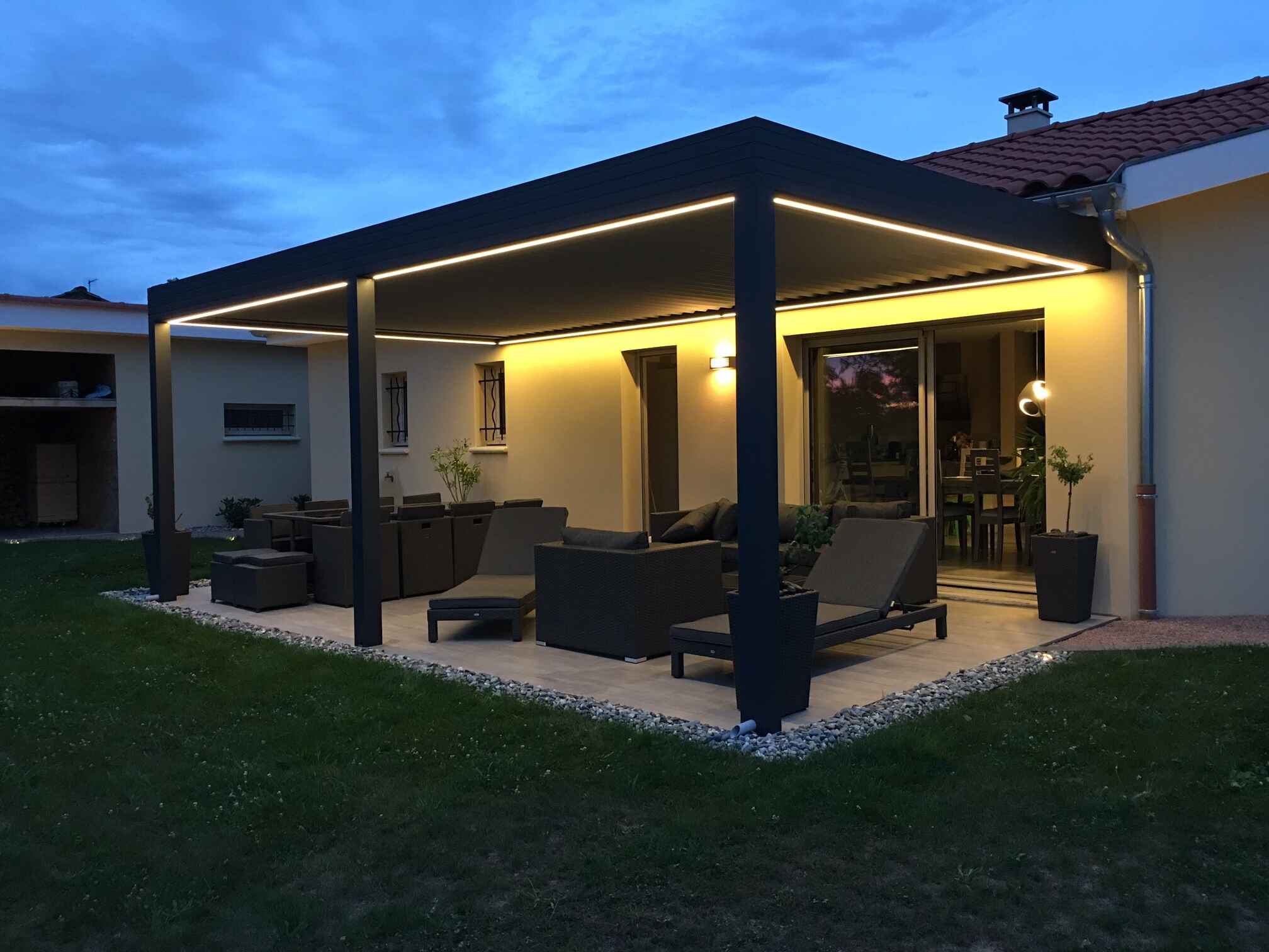 Pergolas couleur noire avec lames orientables