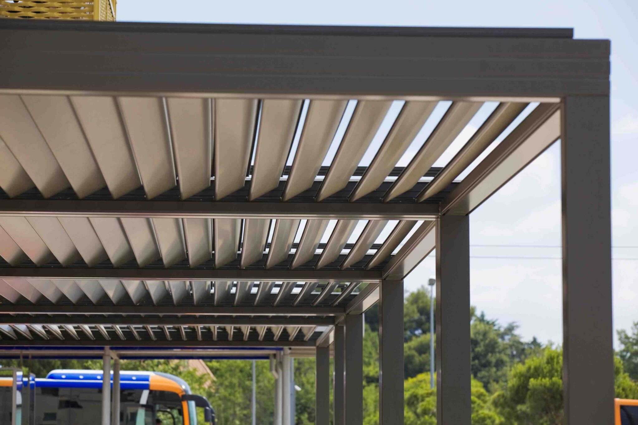 Pergolas couleur marron avec lames orientables