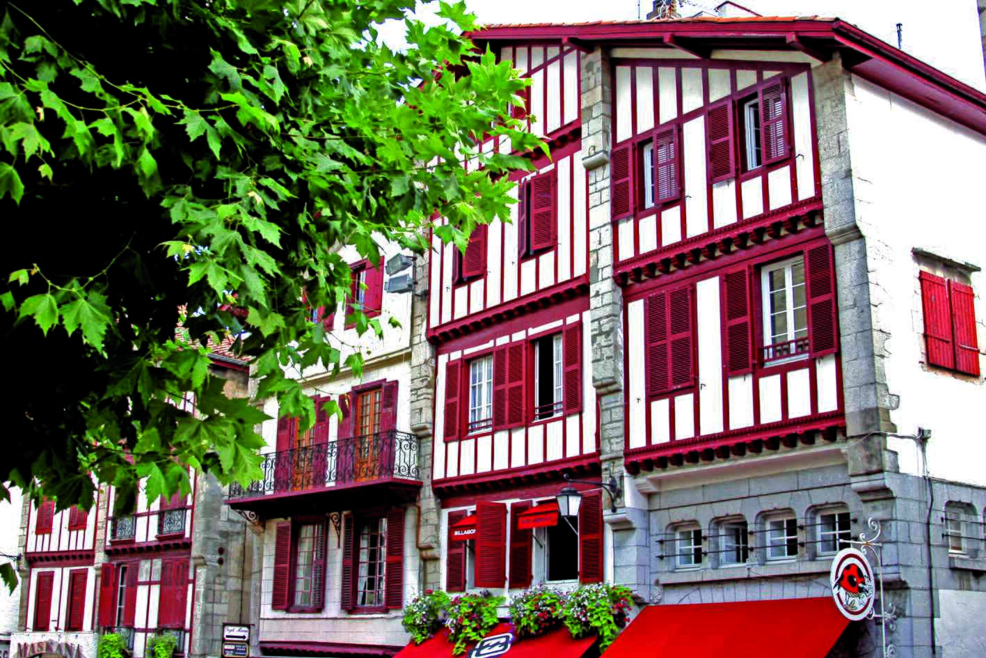 Maison avec volets battants bois persiennes