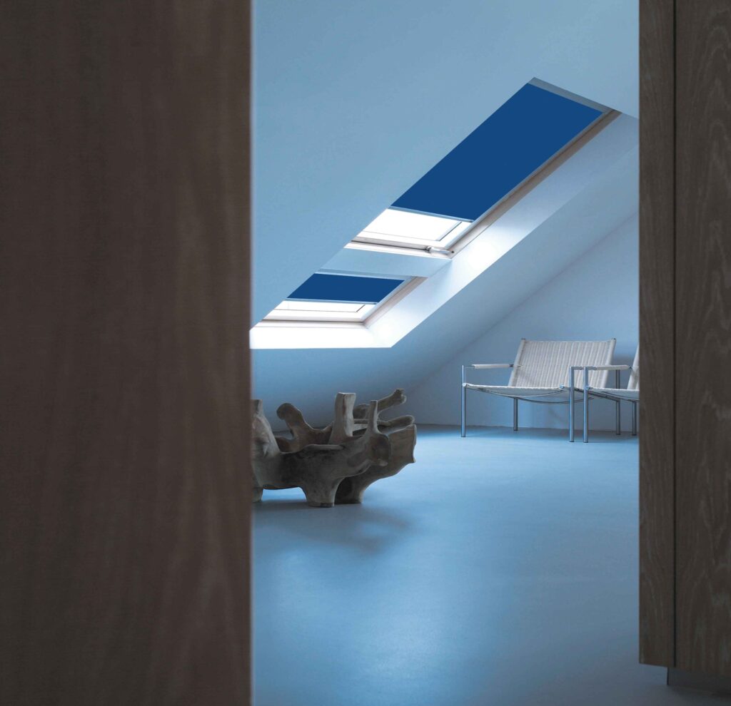 Store d'intérieur fenêtre sous toit