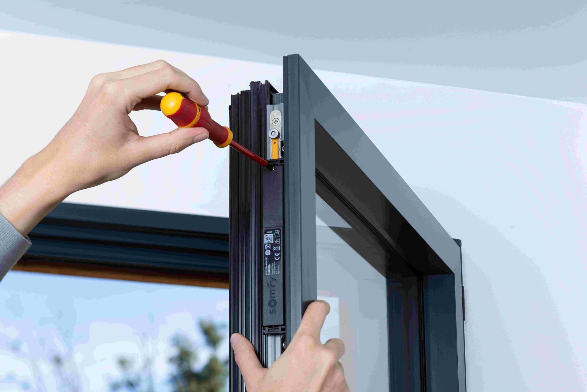 Installation de capteur Somfy sur une fenêtre pour la contrôler avec son téléphone