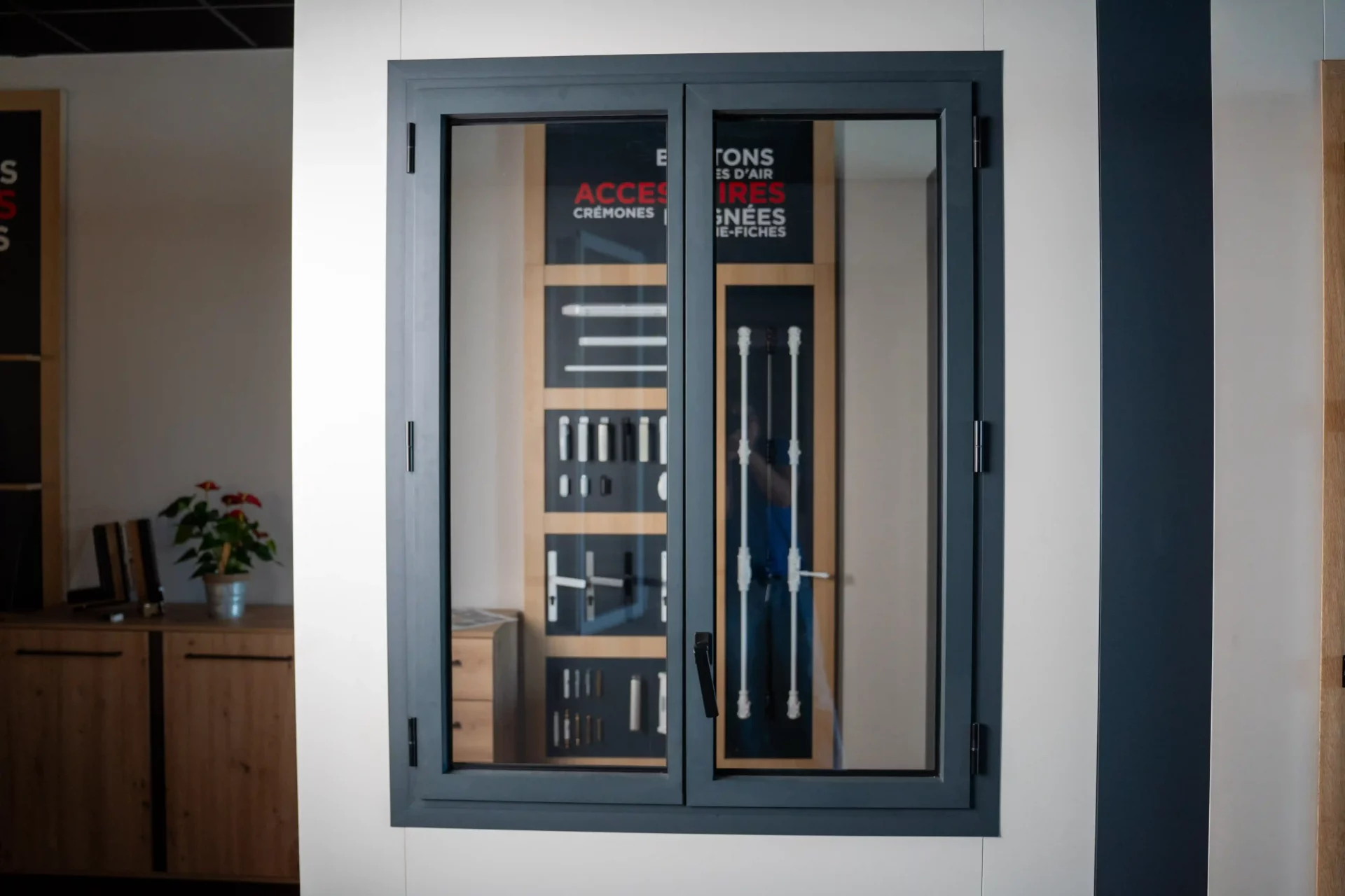 Porte fenêtre bois et alu ambiance showroom
